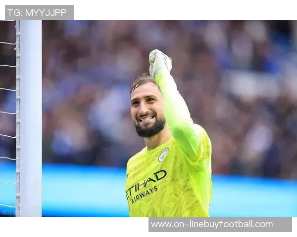 多纳鲁马勇猛出击铲断对手单刀展现门将风采 多纳鲁马勇猛出击铲断对手单刀展现门将风采