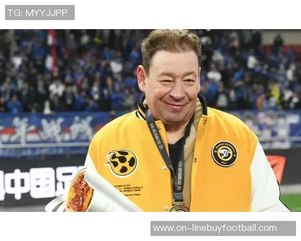 申花主帅斯卢茨基现场观战德约科维奇比赛享受偷闲时光