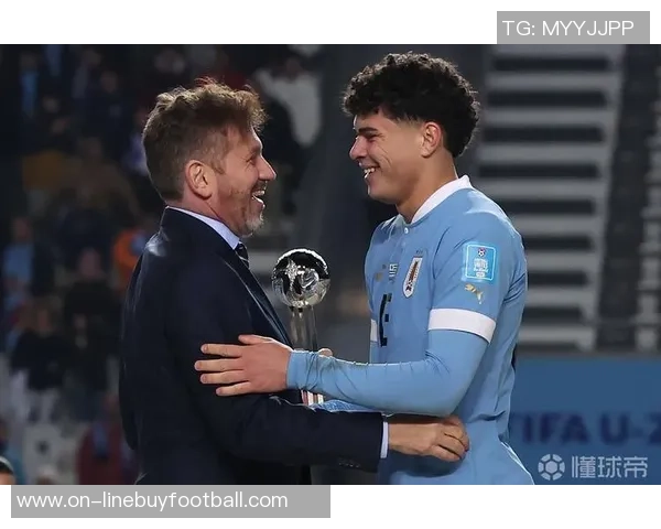 英格兰队今日训练迎来U20小将莱西塞缪尔坎贝尔三位新星加入