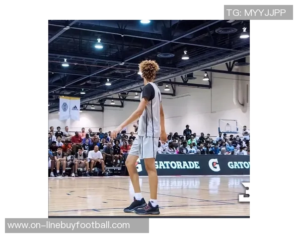 拉梅洛鲍尔第三节三分球精准发力助球队逆转拿下22分表现惊艳