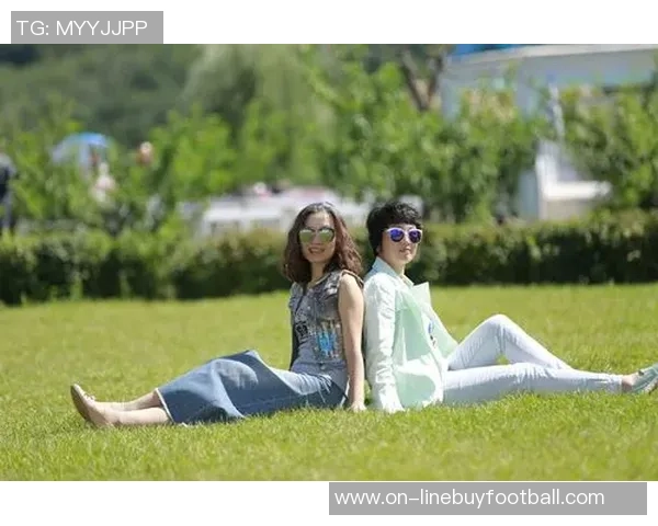 哈兰德分享休闲时光高尔夫球场上尽显运动魅力