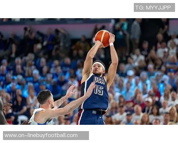 布克：外界认为我安静但在赛场上我会积极发声并努力表达正确观点